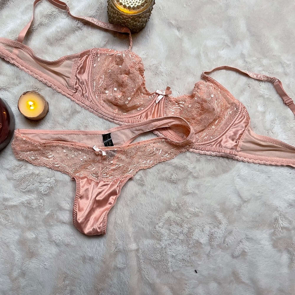 Marilyn Monroe peach lace bra 36D